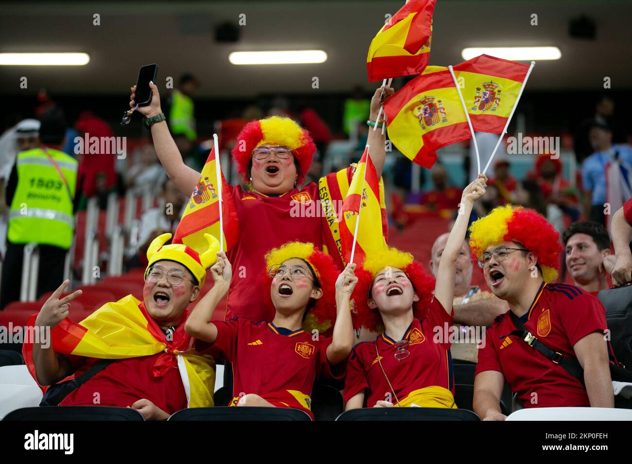 Al Khor, Qatar. 27th novembre 2022. DOHA, QATAR - NOVEMBRE 27 : les supporters de l'Espagne profitent du pré-match avant la coupe du monde de la FIFA, Qatar 2022 groupe E match entre l'Espagne et l'Allemagne au stade Al Bayt sur 27 novembre 2022 à Al Khor, Qatar. (Photo de Florencia Tan Jun/PxImages) crédit: PX Images/Alamy Live News Banque D'Images