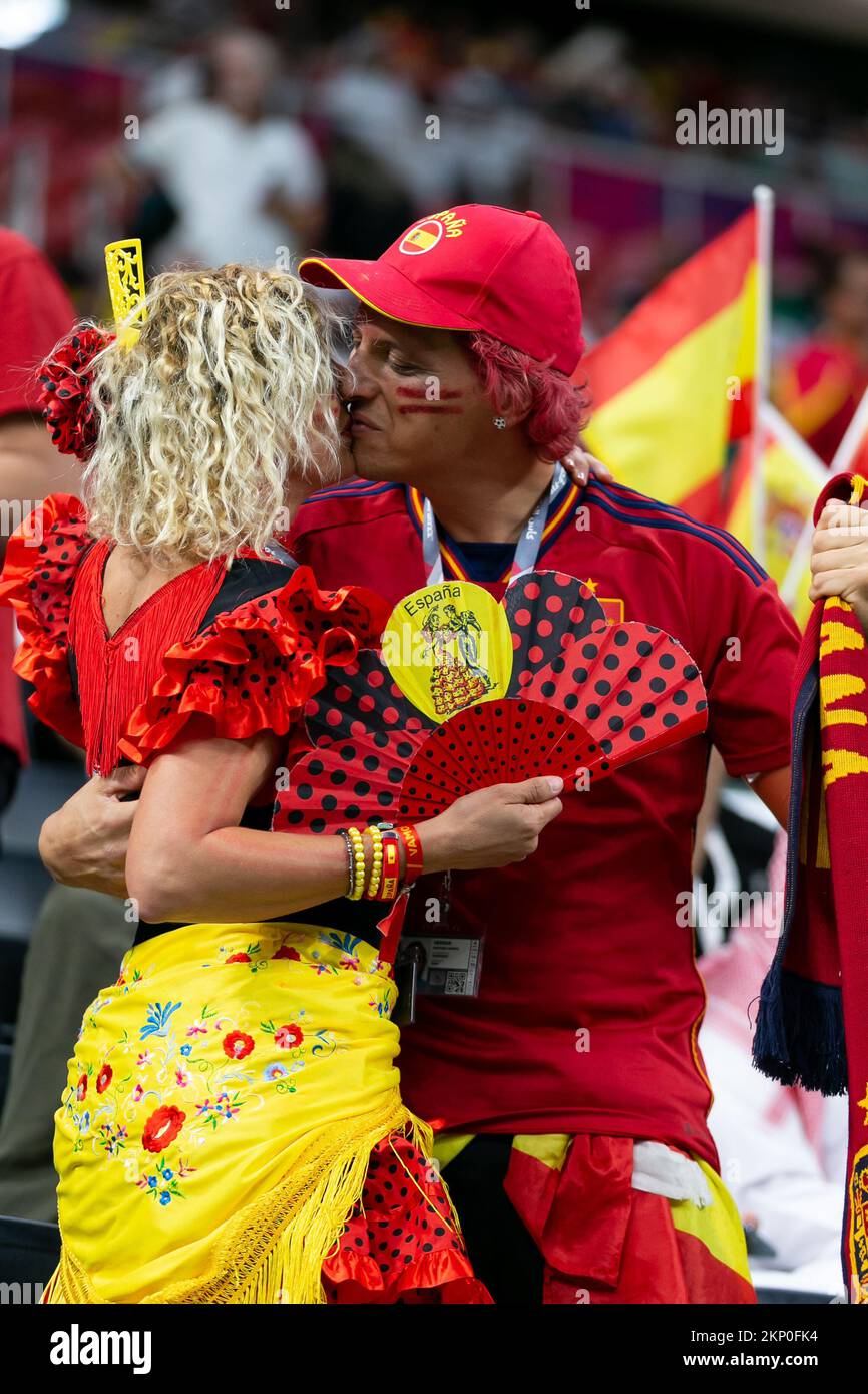 Al Khor, Qatar. 27th novembre 2022. DOHA, QATAR - NOVEMBRE 27 : les supporters de l'Espagne profitent du pré-match avant la coupe du monde de la FIFA, Qatar 2022 groupe E match entre l'Espagne et l'Allemagne au stade Al Bayt sur 27 novembre 2022 à Al Khor, Qatar. (Photo de Florencia Tan Jun/PxImages) crédit: PX Images/Alamy Live News Banque D'Images