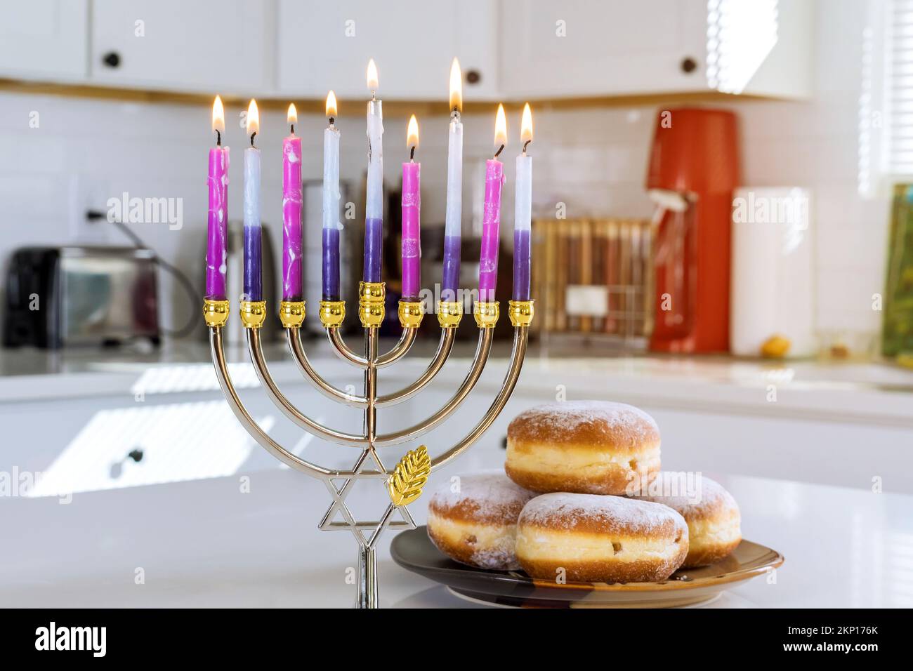 Judaïsme tradition famille religieux symboles de vacances éclairant les bougies de la manoukkiah menorah pendant la célébration de Hanoukkah Banque D'Images
