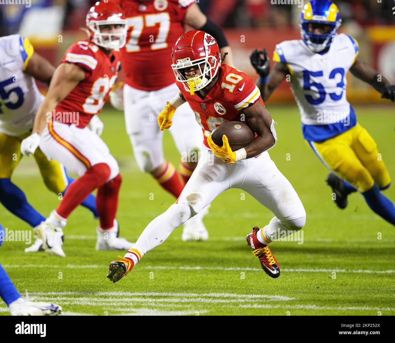 Kansas City, Missouri, États-Unis. 27 NOVEMBRE 2022 : Kansas City Chiefs qui revient Isiah Pacheco (10) fait un pas dans le quartier 4th à Arrowhead Stadium Kansas City, Missouri. Jon Robichaud/CSM. Crédit : CAL Sport Media/Alay Live News Banque D'Images