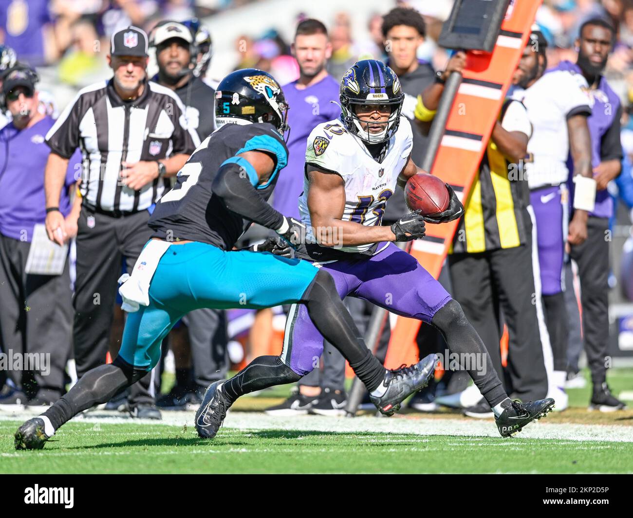 Jacksonville, Floride, États-Unis. 27th novembre 2022. La sécurité de Jacksonville Jaguars Andre Cisco (5) va s'attaquer au large récepteur de Baltimore Ravens Devin Duvernay (13) lors d'un match à Jacksonville, FL. Roméo T Guzman/CSM/Alamy Live News Banque D'Images