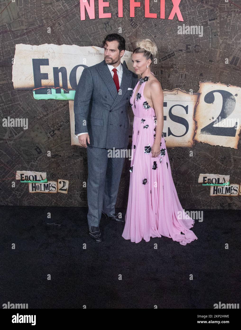 Henry Cavill et Millie Bobby Brown assistent à la première d'Enola Holmes 2 de Netflix au Paris Theatre de New York sur 27 octobre 2022 Banque D'Images
