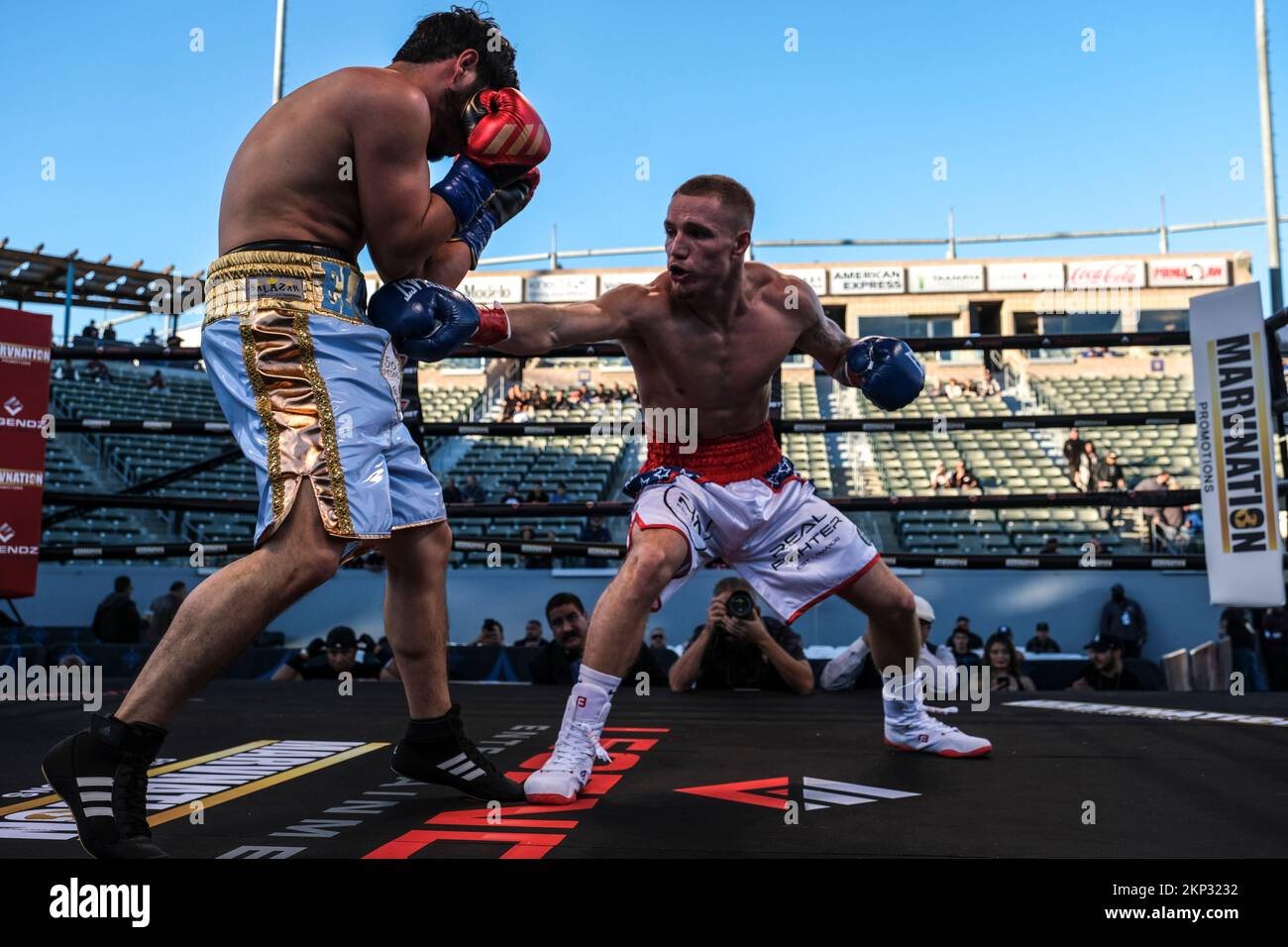 Carson, Californie, États-Unis. 26th novembre 2022. Super Featherweight Prospect Austin Brooks de San Diego (9-0 3 Kos) en action contre MexicoÃs Jésus Roman (8-5 3 Kos). Brooks a gagné le concours par 3rd Round knockout. (Image de crédit : © Adam DelGiudice/ZUMA Press Wire) Banque D'Images