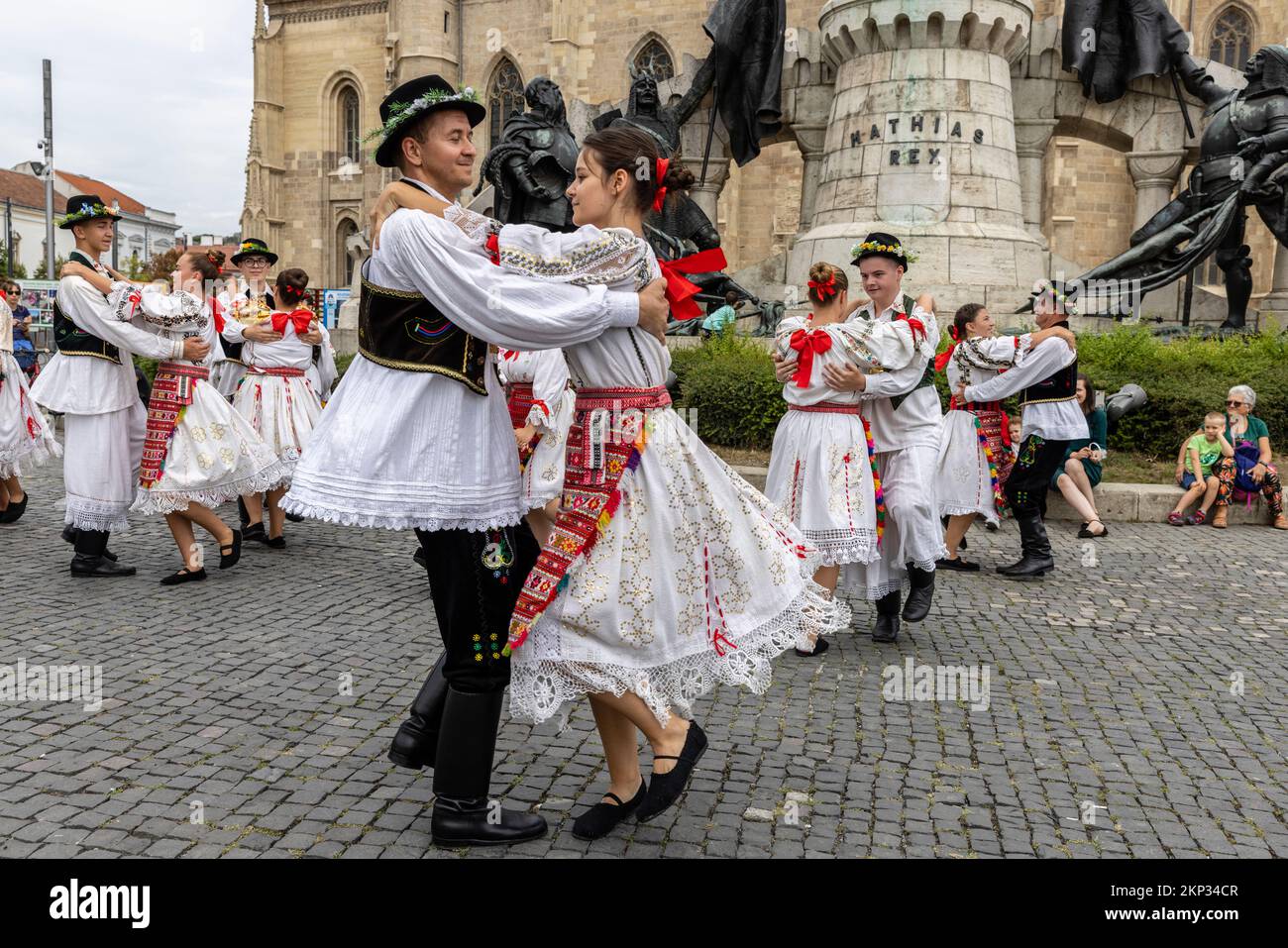Danseurs folkloriques roumains et hongrois devant l'église Saint Michel à la place Unirii, Cluj-Napoca, Roumanie Banque D'Images
