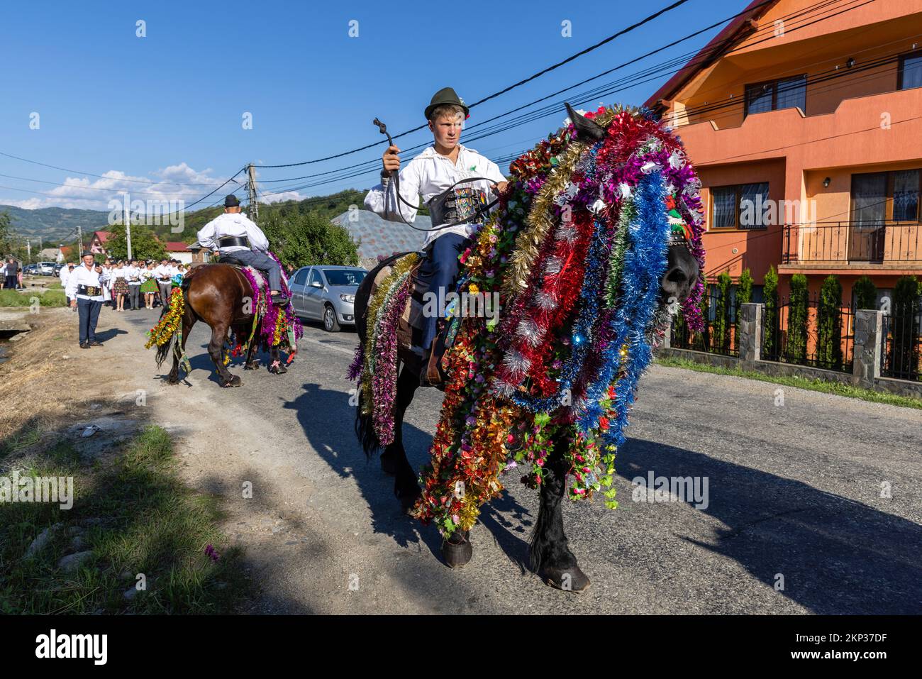 Procession de mariage traditionnelle avec des chevaux décorés à travers la commune de Sieu, Bistrița-Năsăud, Roumanie Banque D'Images