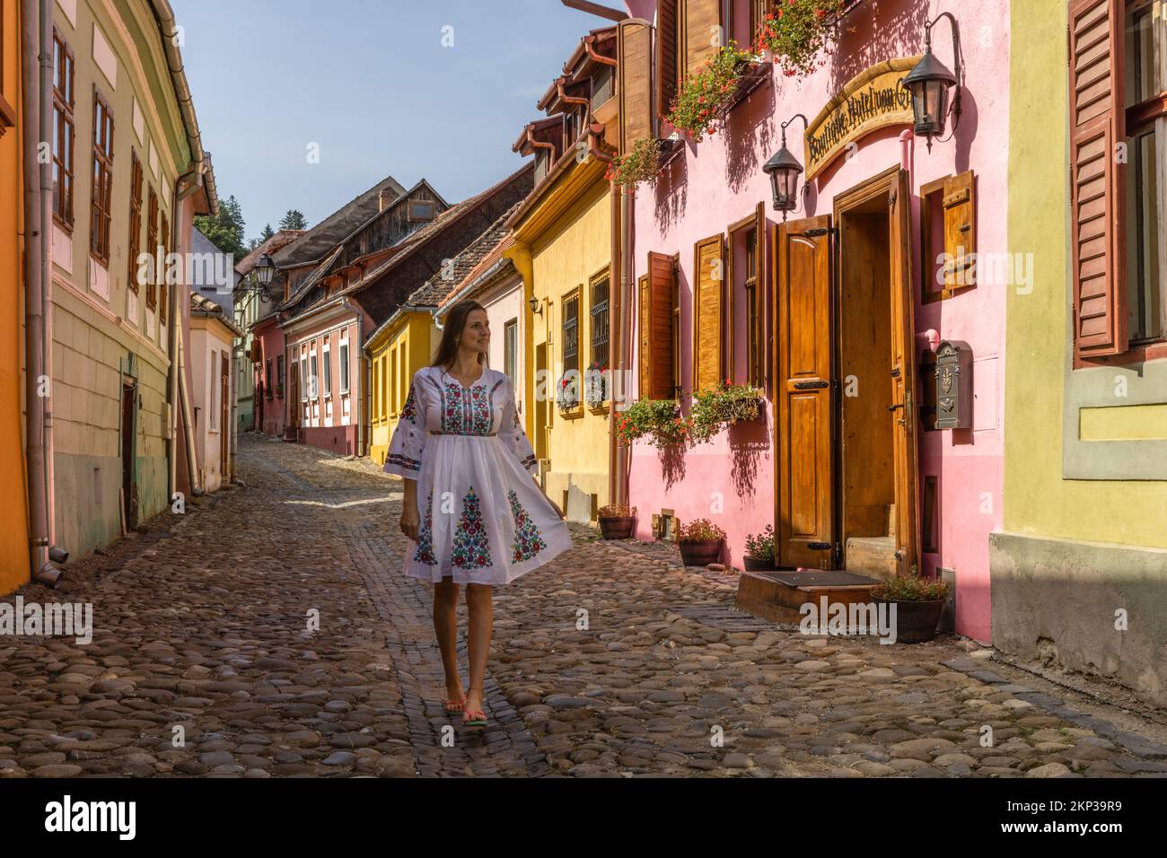 Marche dans les rues de la vieille ville de Sighisoara, Transylvanie, Roumanie Banque D'Images
