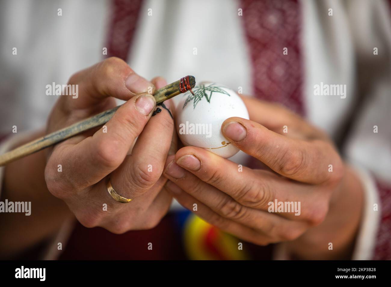 Les célèbres peintres d'oeufs du village de Ciocanesti, Bukovina, Roumanie Banque D'Images