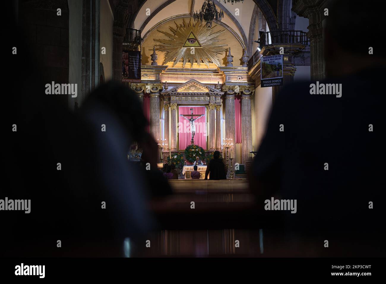Église coloniale espagnole avec des gens qui prient Banque D'Images