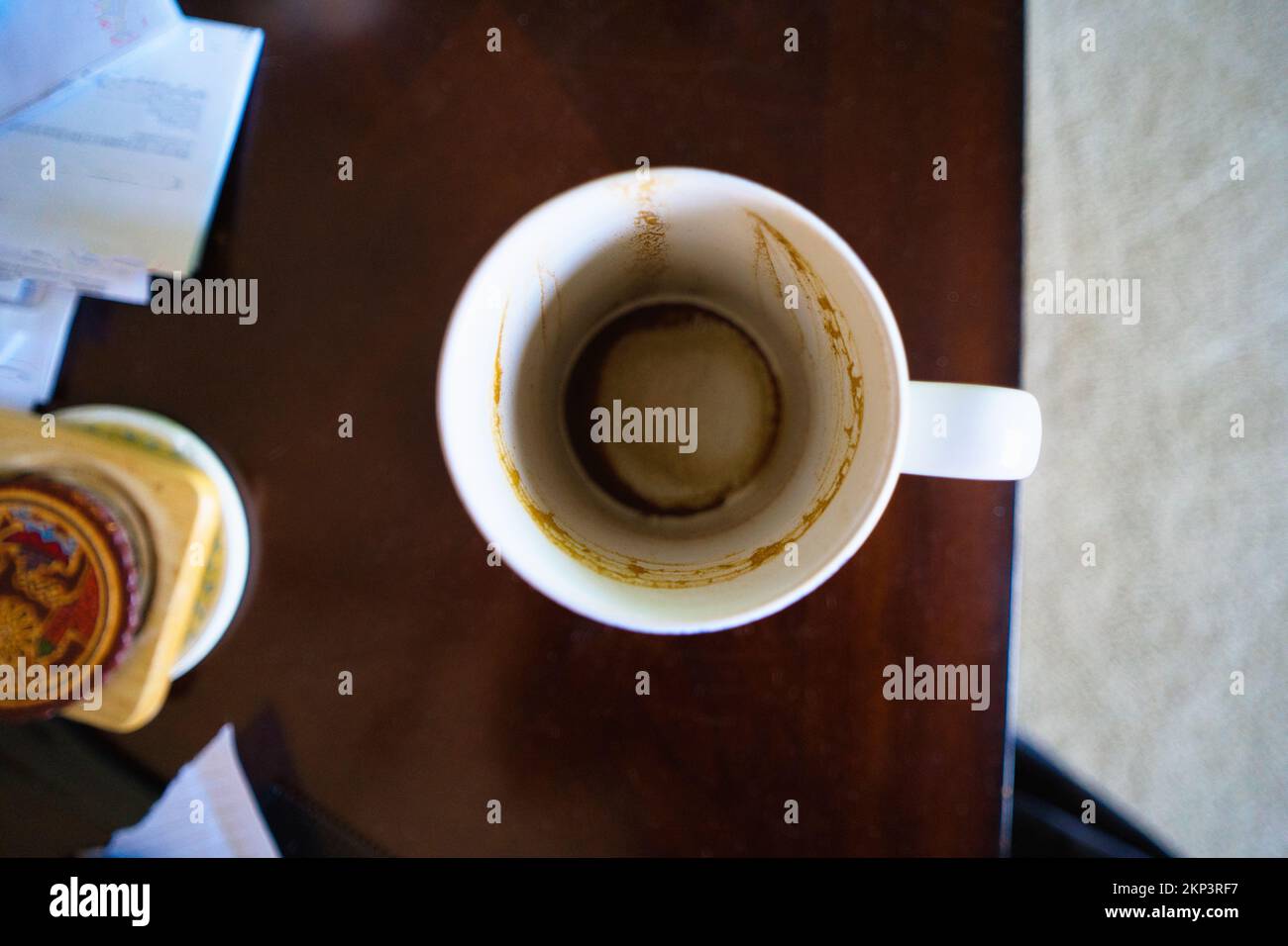 Vider la tasse à café à l'intérieur de la maison Banque D'Images