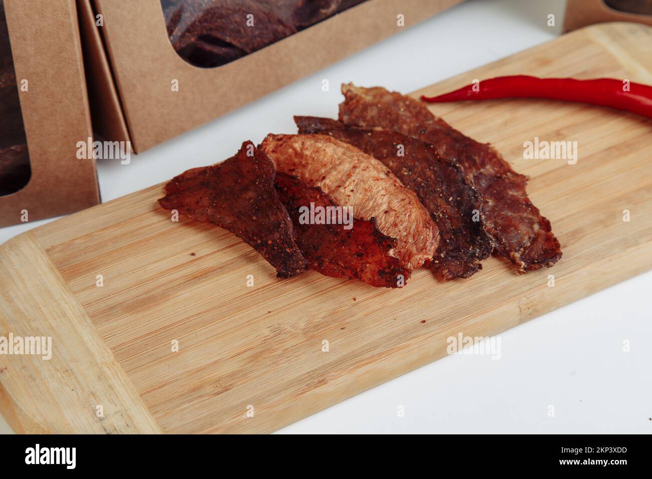 Tranches rares de steak à trois pointes sur une planche à découper en bambou. Photo de haute qualité Banque D'Images