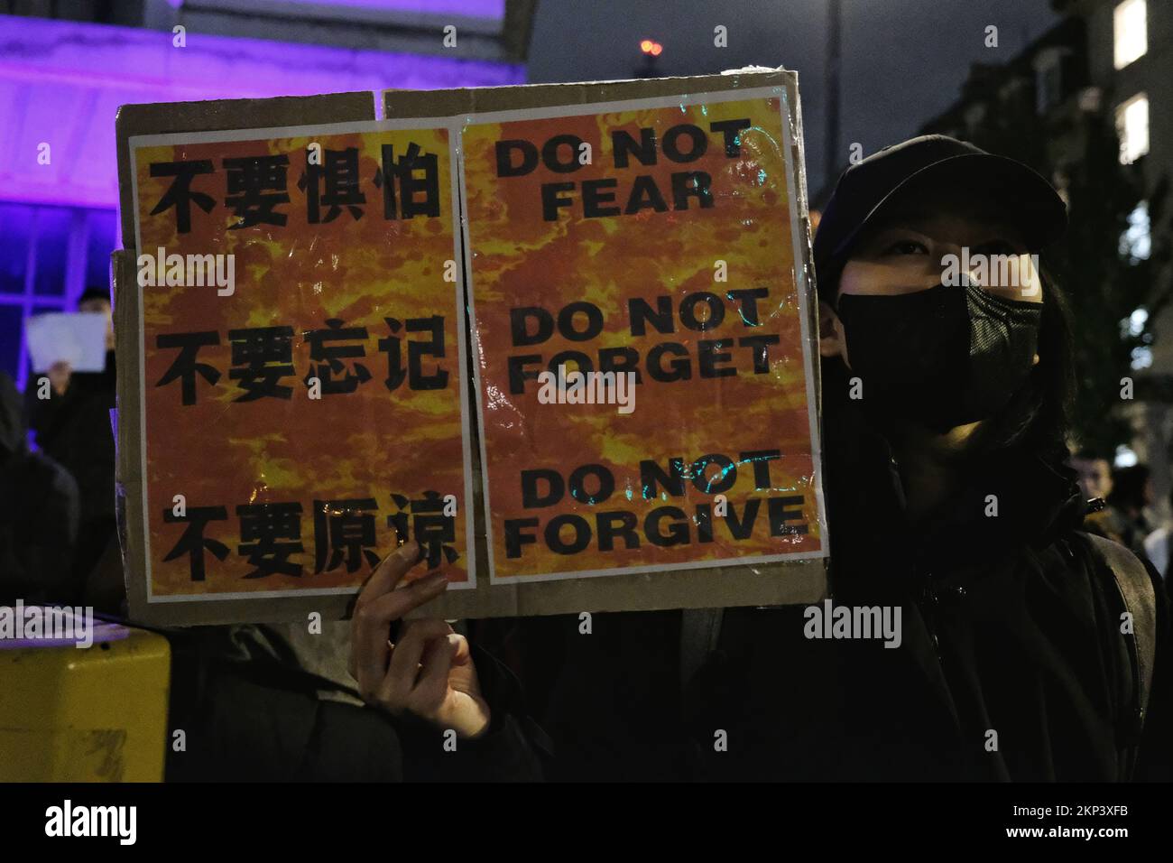 Londres, Royaume-Uni. 27th novembre 2022. Une veillée aux chandelles a été organisée pour commémorer les dix victimes qui sont mortes dans un incendie après avoir été confinées à leur enceinte sous les restrictions de Covid. Les manifestants, faisant écho aux protestations critiques contre la propagation du Parti communiste chinois à travers la Chine, appellent le président Xi Jinping à démissionner et à mettre fin aux politiques du zero-Covid. Crédit : onzième heure Photographie/Alamy Live News Banque D'Images