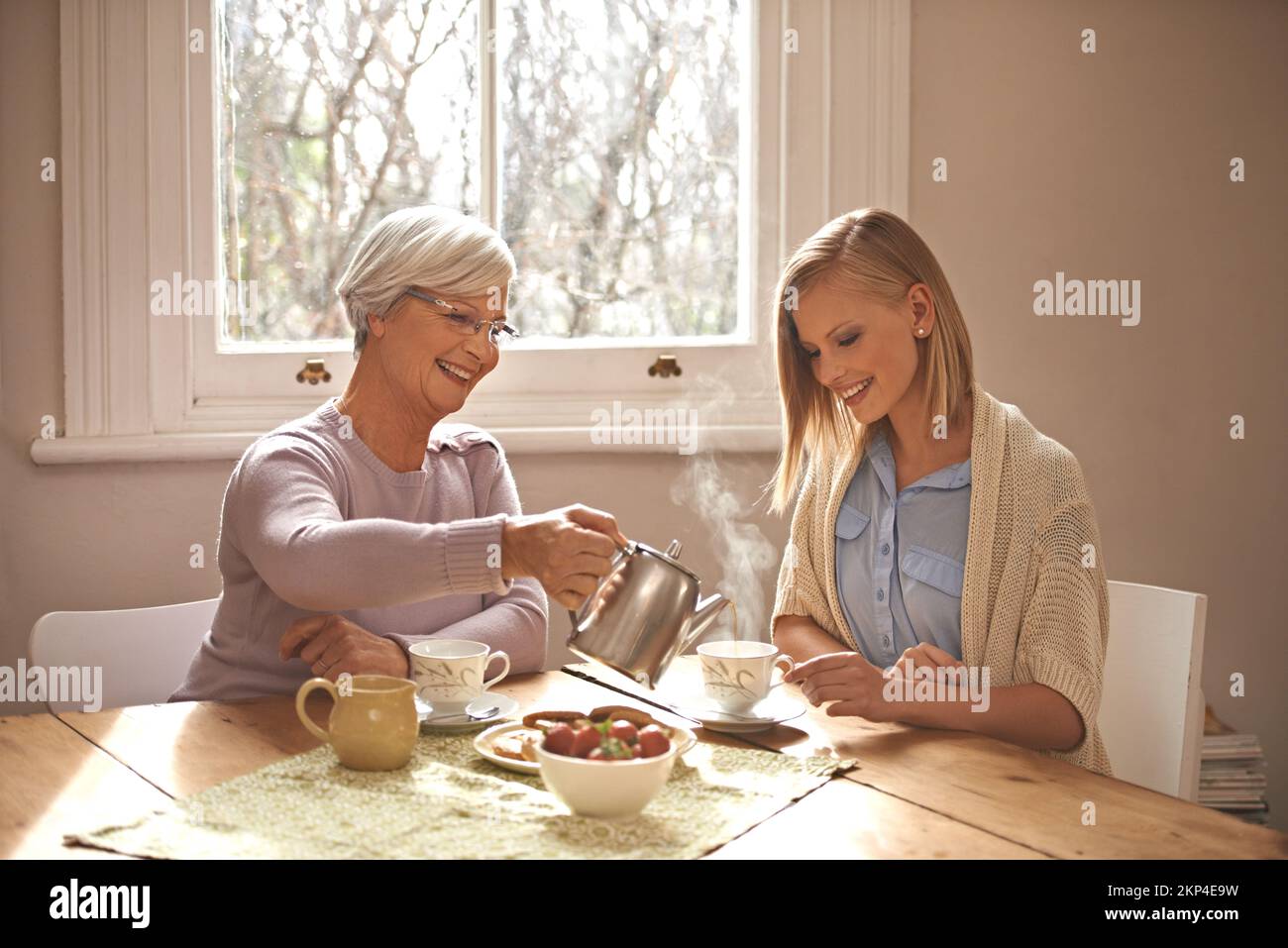 Rien ne peut égaler un grand-mère amour. une jeune femme attirante qui visite son gran pour le thé. Banque D'Images