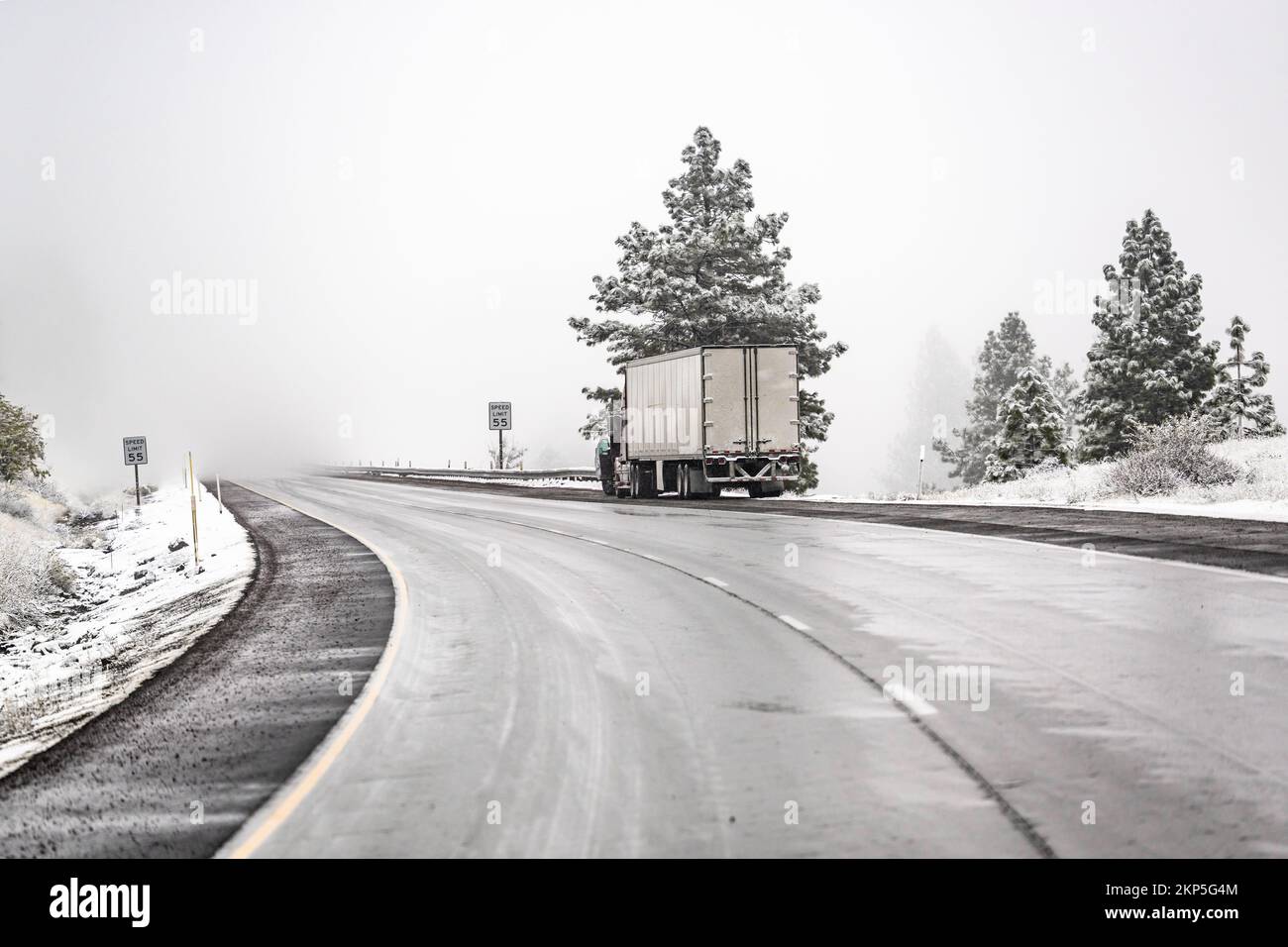 Camion semi-remorque de grande taille cassé avec capot ouvert et semi-remorque hors service sur la route d'hiver avec tempête de neige en attente de camion de remorquage ou de diagn Banque D'Images