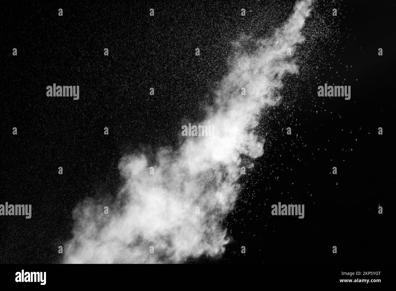 Un jet de vapeur chaude aux éclaboussures. Le mouvement de la vapeur chaude avec des gouttelettes d'eau est mis en évidence sur un fond noir pour superposer vos photos. Bac à vapeur Banque D'Images