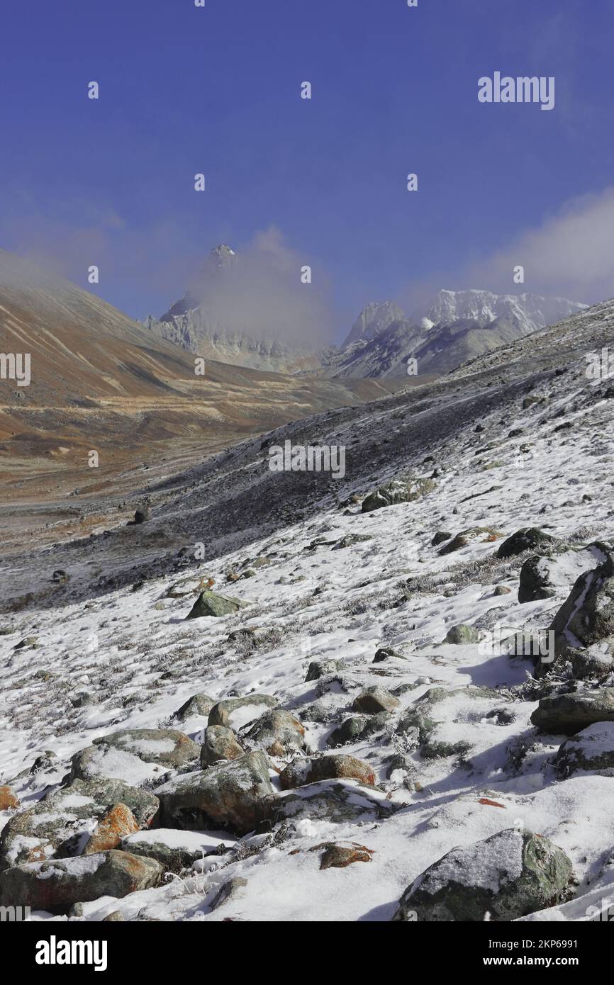 haute vallée alpine de yumesodong himalayenne ou point zéro, entourée de montagnes enneigées dans le nord de sikkim, inde Banque D'Images