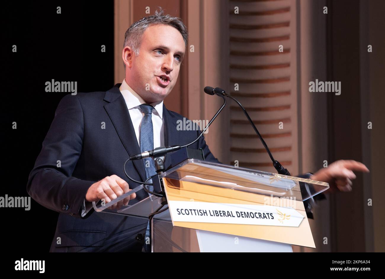 Photo du dossier datée du 29/10/22 du leader libéral démocrate écossais Alex Cole-Hamilton MSP prenant la parole à la Conférence d'automne des libéraux-démocrates écossais à la Maison de ville, Hamilton, South Lanarkshire. M. Cole-Hamilton appelle la secrétaire à la santé, Humza Yousaf, à prendre des mesures pour s'attaquer aux temps d'attente « inacceptables », alors qu'un enfant a attendu quatre ans et demi pour un diagnostic de développement neurologique dans un secteur du conseil de santé, indiquent de nouvelles données. Date de publication : lundi 28 novembre 2022. Banque D'Images