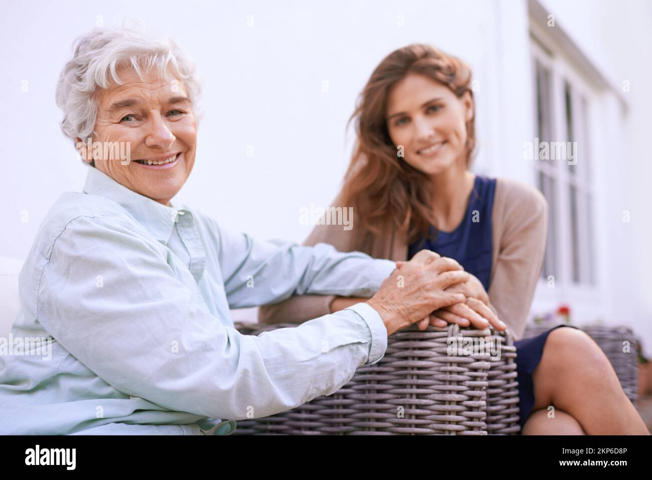 Nous prenons toujours le temps de rattraper notre retard. Portrait d'une jeune femme et de sa mère sénior assis ensemble à l'extérieur. Banque D'Images