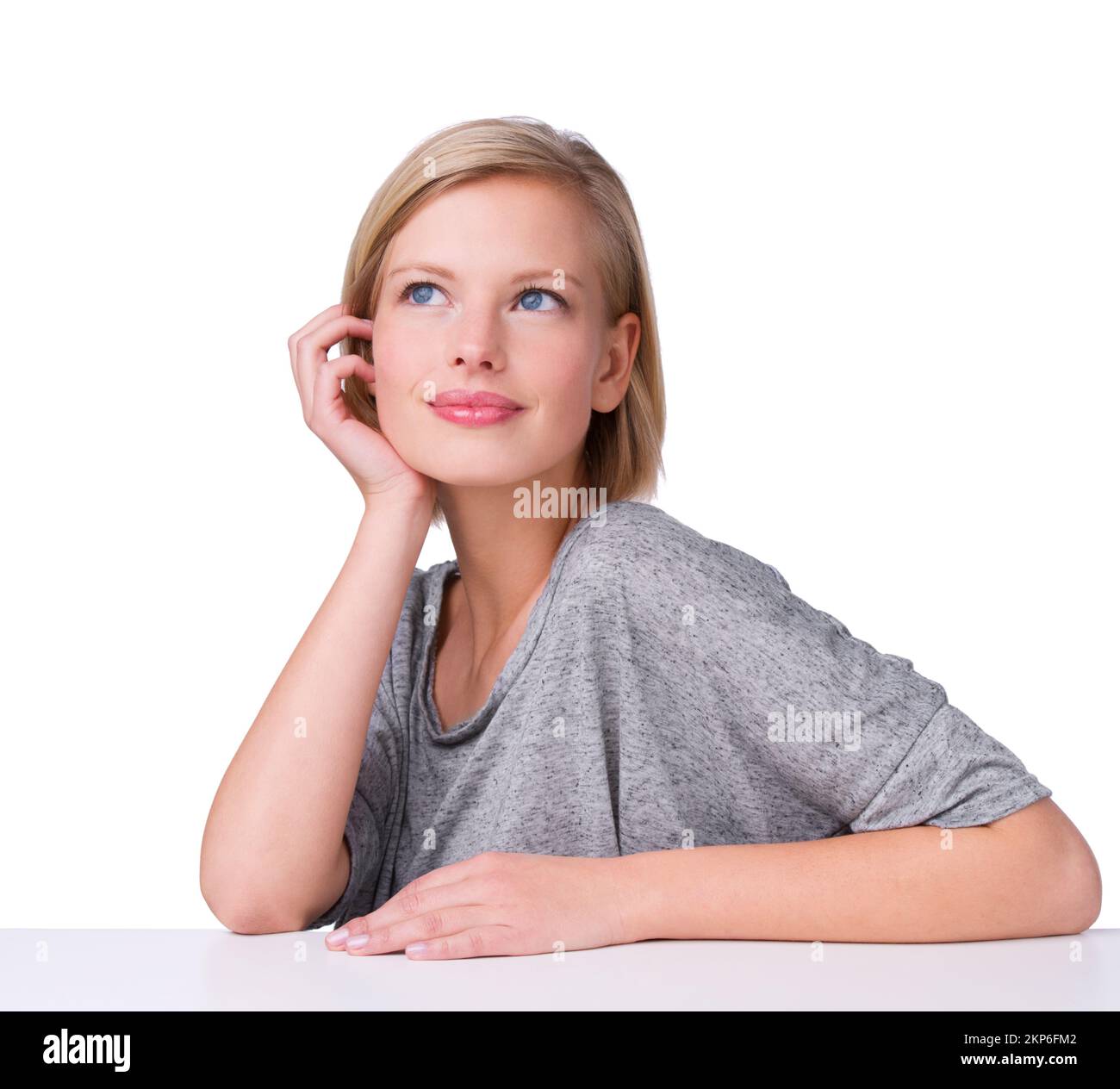 Magnifique rêveur. Un studio isolé photo d'une belle jeune femme qui a l'air pensive. Banque D'Images