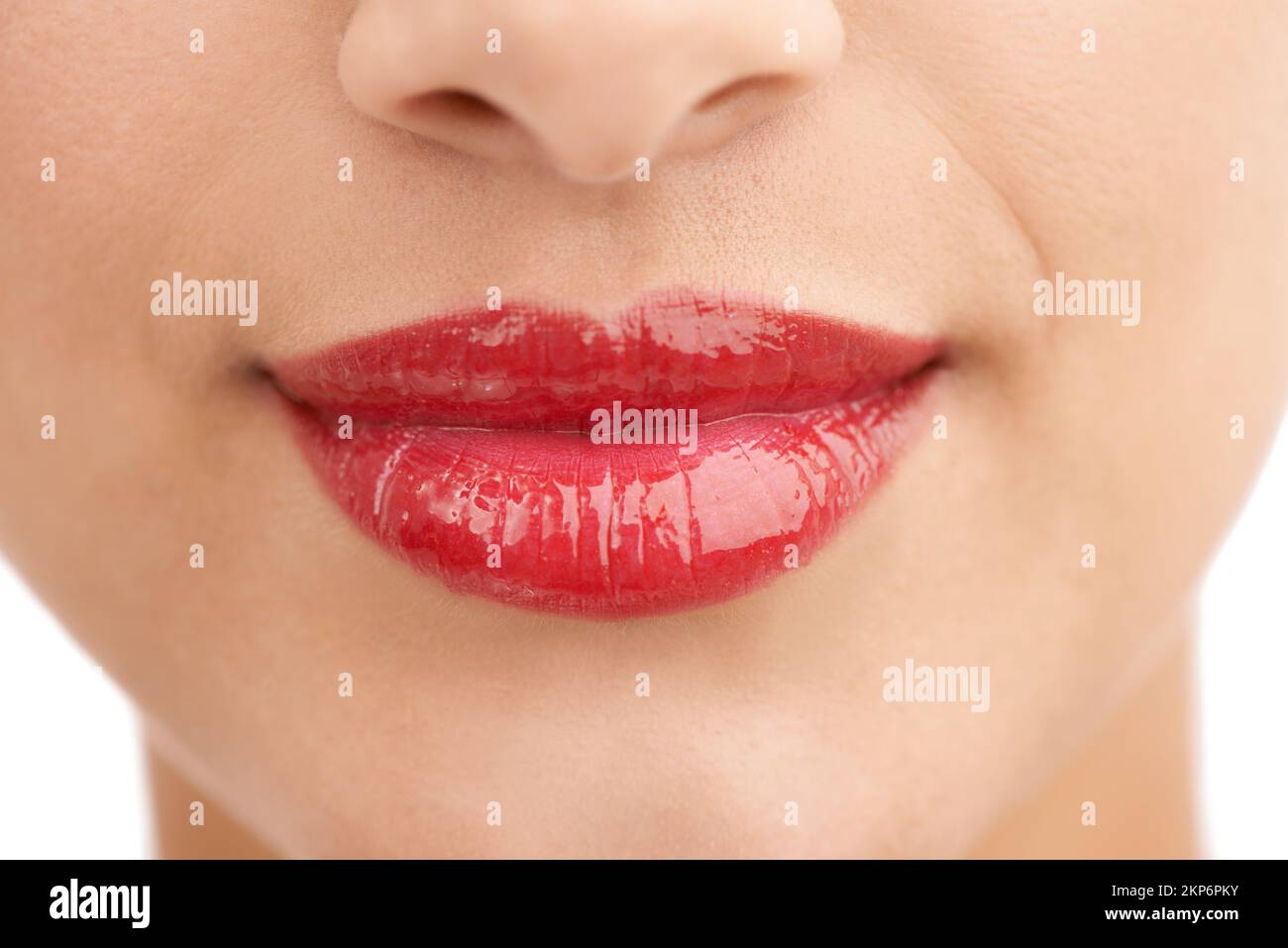 Ruby-licious. Gros plan d'une belle bouche de jeunes femmes isolée sur blanc. Banque D'Images
