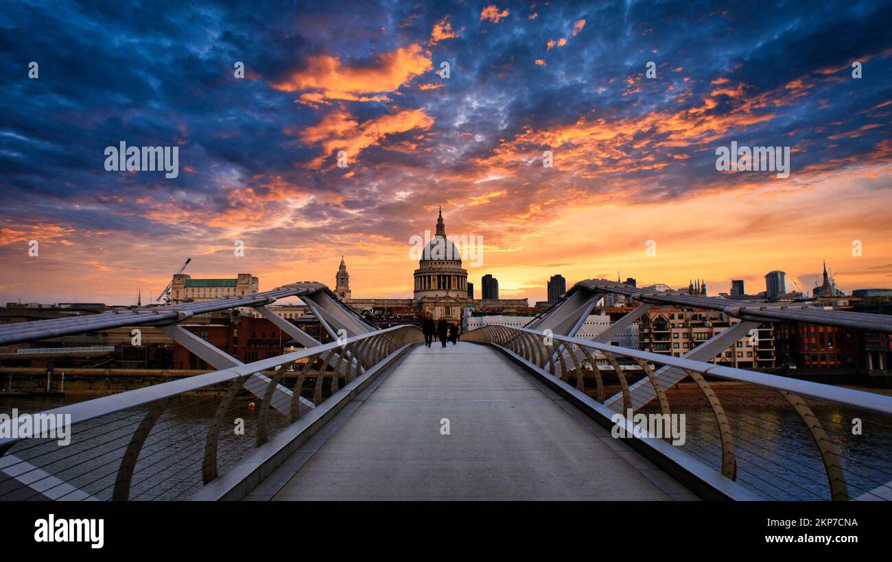 Vue panoramique sur le pont du millénaire reliant la ville et la cathédrale Saint-Paul de Londres au coucher du soleil Banque D'Images