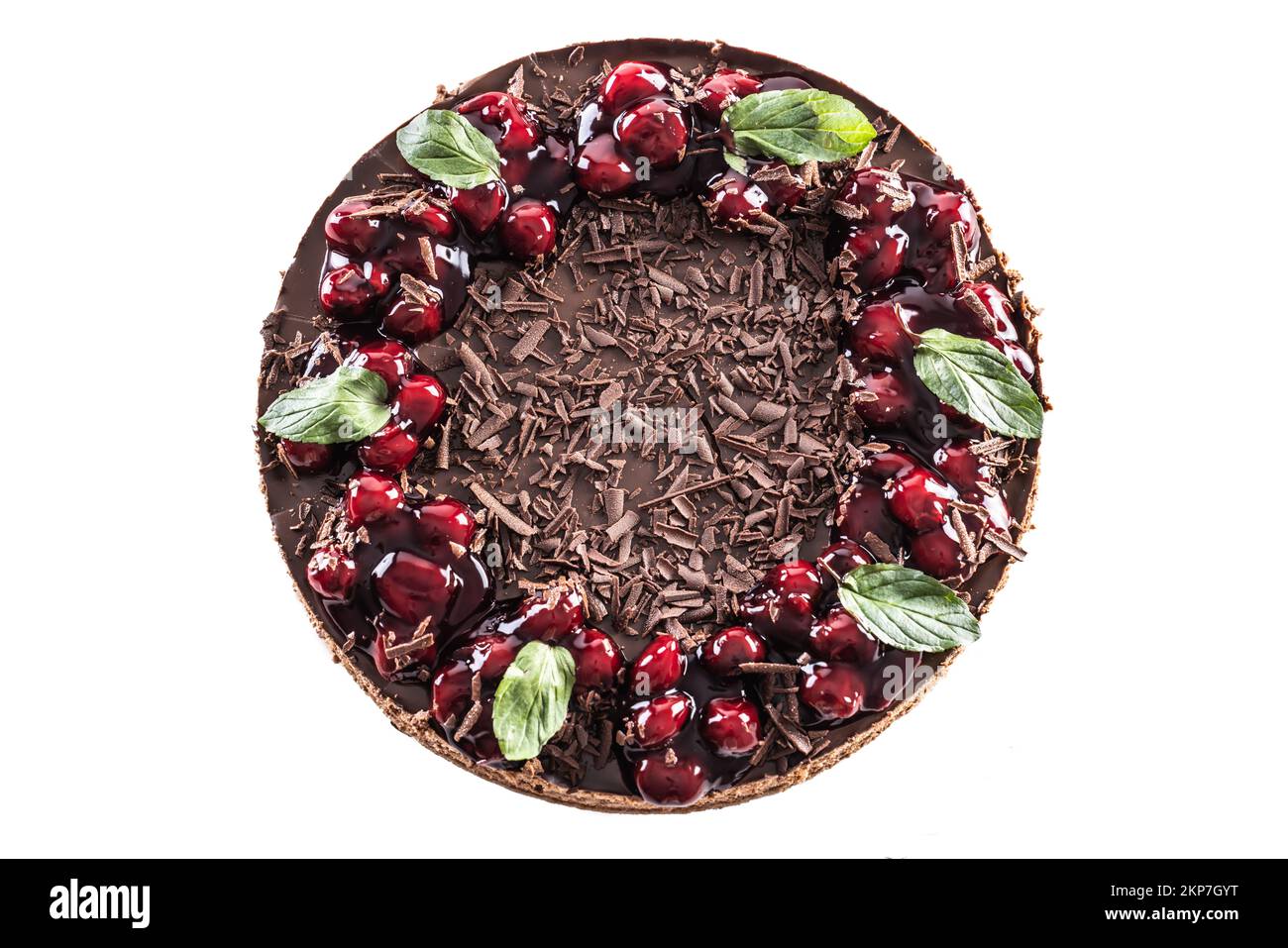 Gâteau au chocolat et à la cerise décoré de feuilles de menthe sur un fond blanc isolé - Haut de la vue. Banque D'Images