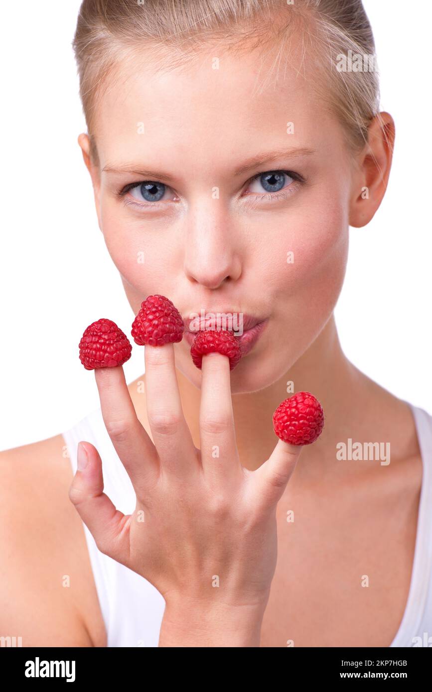 Baies flores. une belle jeune femme en train de manger des framboises du  bout des doigts Photo Stock - Alamy
