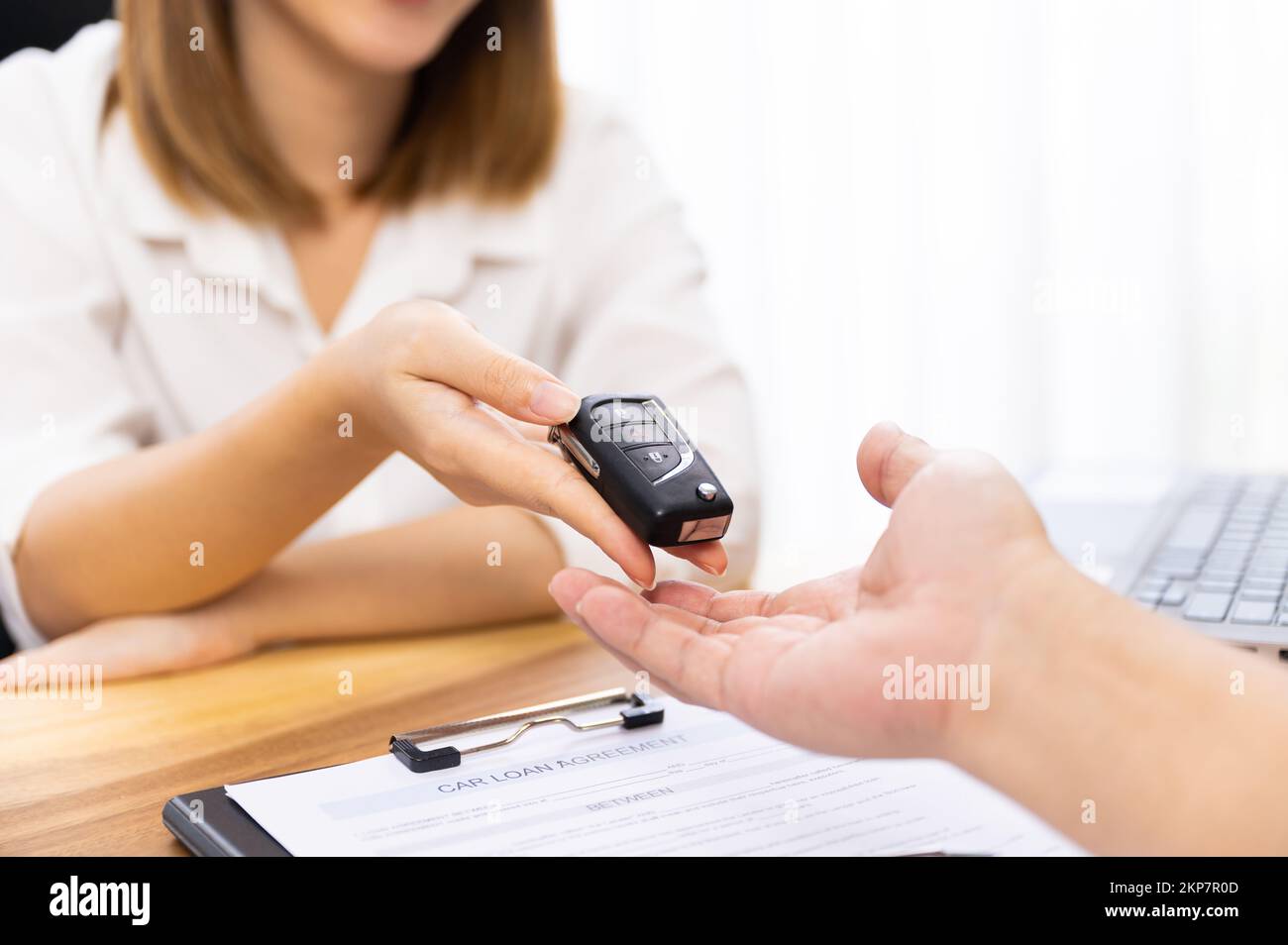 La main d'une femme signe un contrat de prêt de voiture Banque D'Images