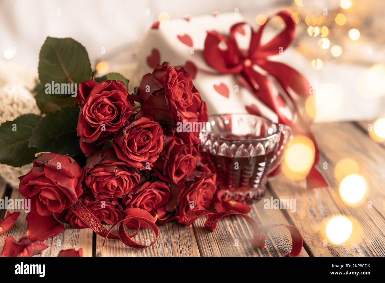 Une composition pour la Saint-Valentin avec un bouquet et une boisson rouge dans une tasse. Banque D'Images