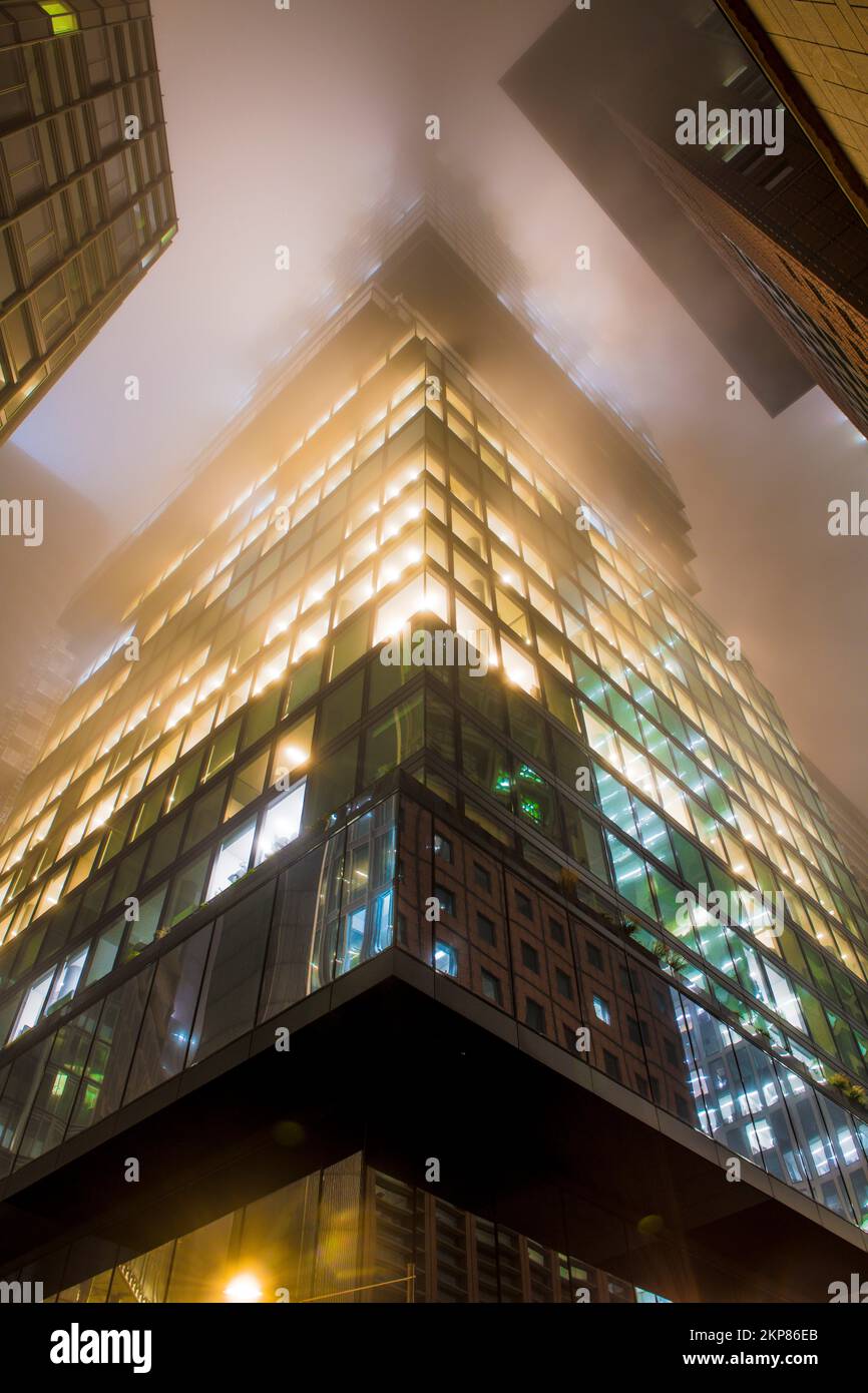 Gratte-ciels illuminés dans le brouillard la nuit, Omniturm au milieu, Japan Centre à droite, Garden Tower à gauche, quartier des banques, Francfort Banque D'Images