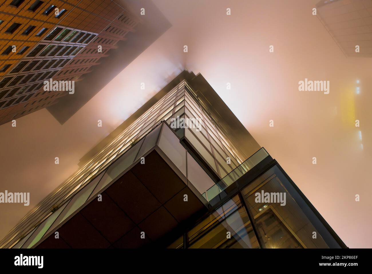 Gratte-ciels illuminés dans le brouillard la nuit, Japon Centre à gauche, Omniturm au milieu, Global Tower et Commerzbank à droite, quartier des banques, Francfort-sur-le-Ma Banque D'Images