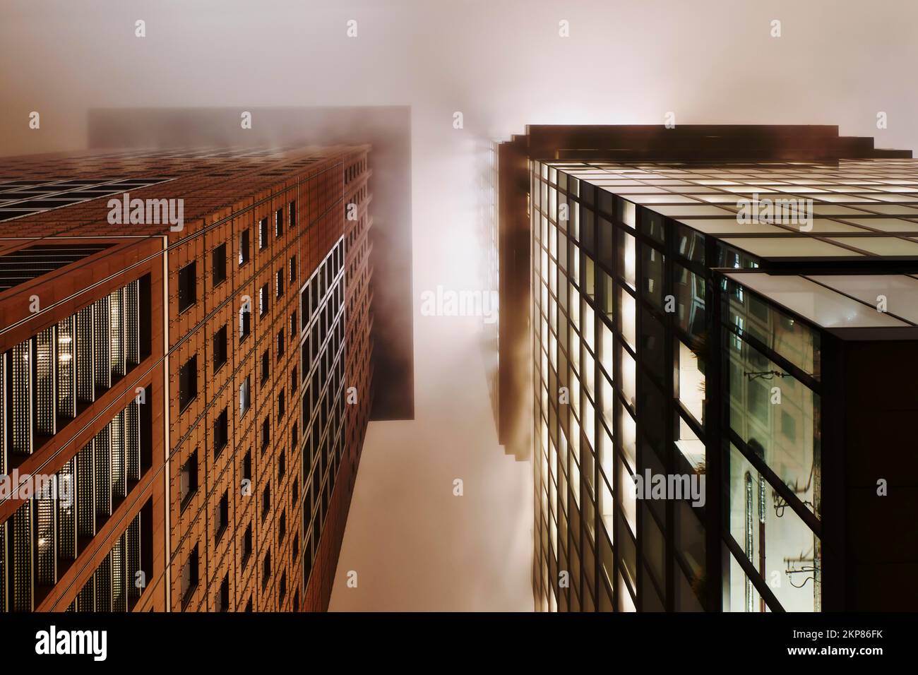 Gratte-ciels illuminés dans le brouillard la nuit, Japan Centre à gauche, Omniturm à droite, quartier des banques, Francfort-sur-le-main, Hesse, Allemagne, Europe Banque D'Images