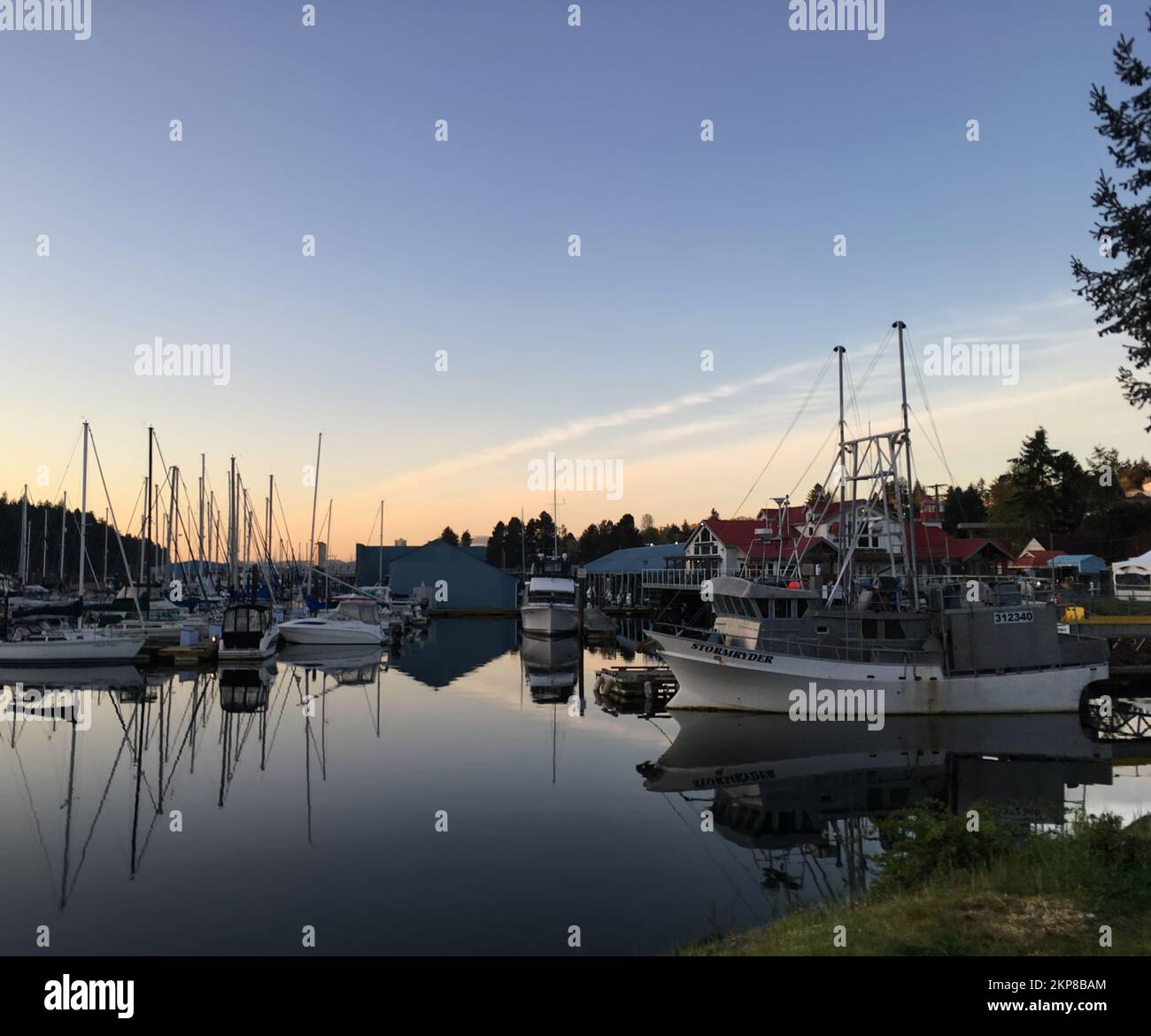 Magnifique lever de soleil au-dessus d'un port à Departure Bay à Nanaimo, Colombie-Britannique, Canada Banque D'Images