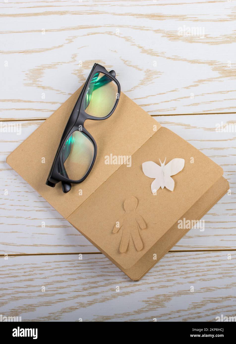 Ordinateur portable blanc, papier papier papillon, l'homme et montre de poche Banque D'Images