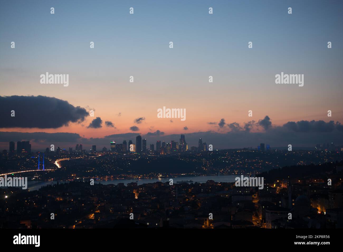 Paysage urbain d'Istanbul sous les nuages pendant la soirée Banque D'Images