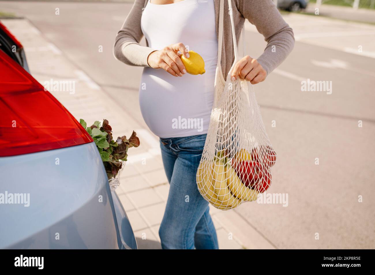 La femme enceinte aime faire des courses pour faire le déjeuner. Banque D'Images