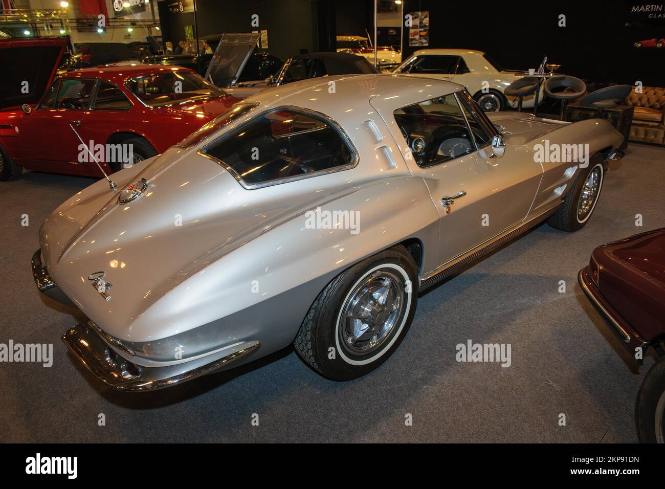 Voiture de sport historique voiture classique Chevrolet Corvette C2 Stingray avec fenêtre divisée lunette arrière à partir de l'année 1962 1963, salon Techno Classica, Essen, N Banque D'Images