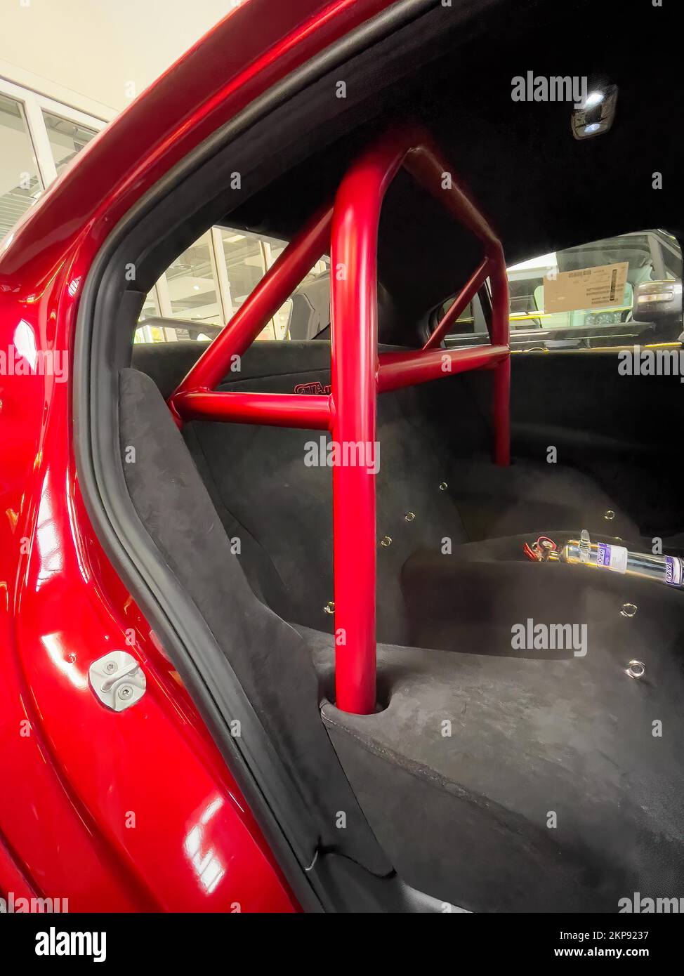 Vue à l'arrière de la voiture intérieur de la voiture avec siège arrière retiré barre de retournement pour le rangement du casque de l'édition limitée 500 sports italiens Banque D'Images