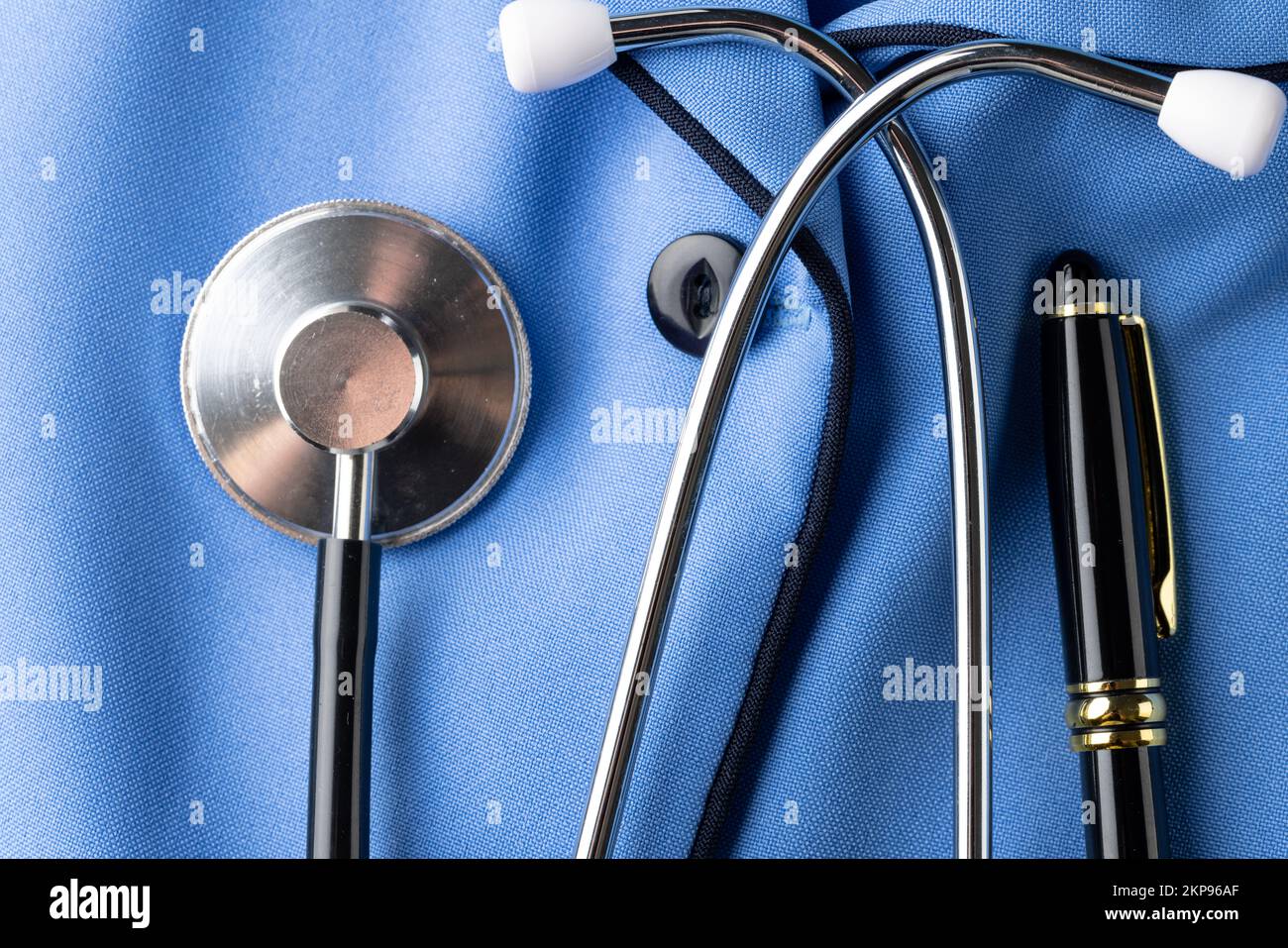 Composition du stéthoscope et du stylo sur la chemise bleue de l'uniforme de l'infirmière Banque D'Images