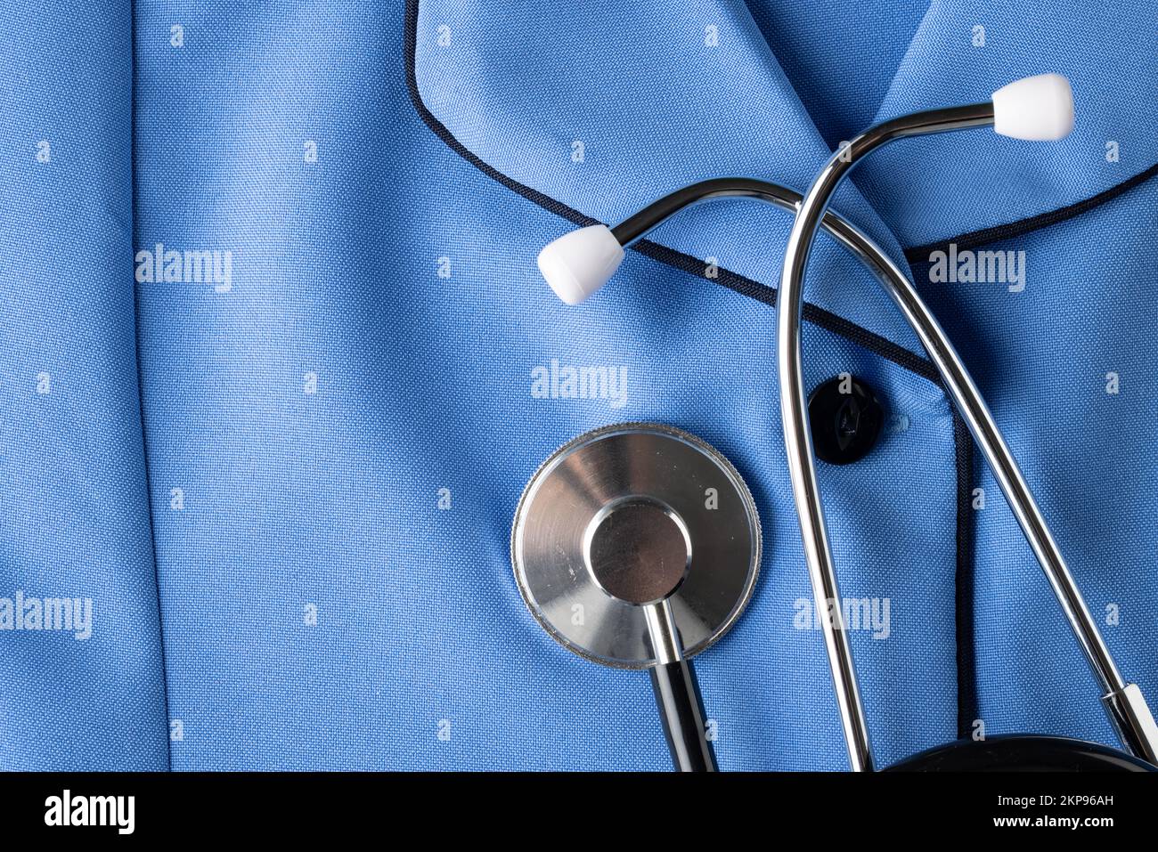 Composition du stéthoscope sur la chemise bleue de l'uniforme de l'infirmière Banque D'Images
