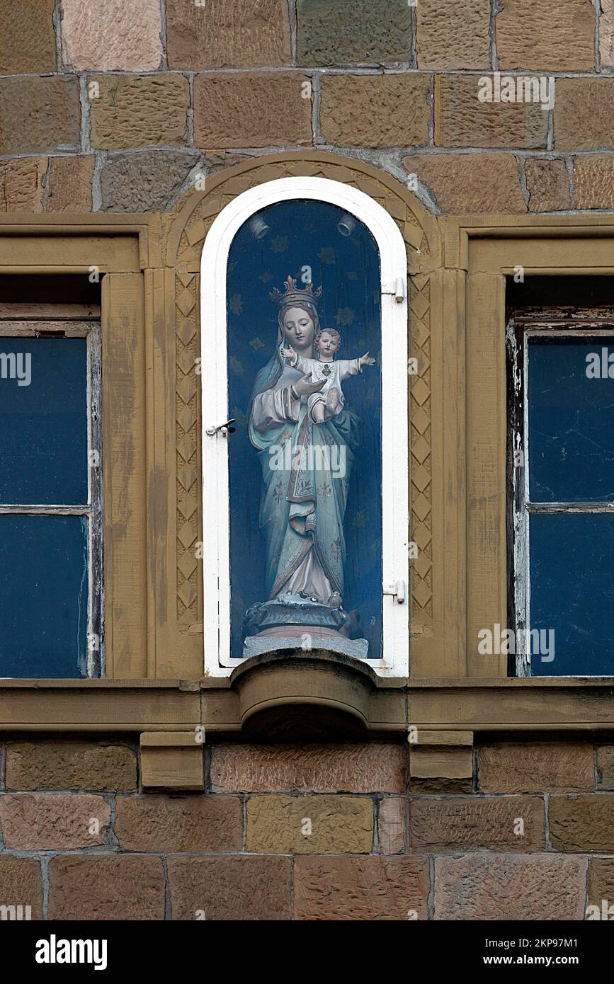 Figure d'un saint sur une façade de maison dans une niche derrière le verre, vers 1850, Untertheres, Basse-Franconie, Bavière, Allemagne, Europe Banque D'Images