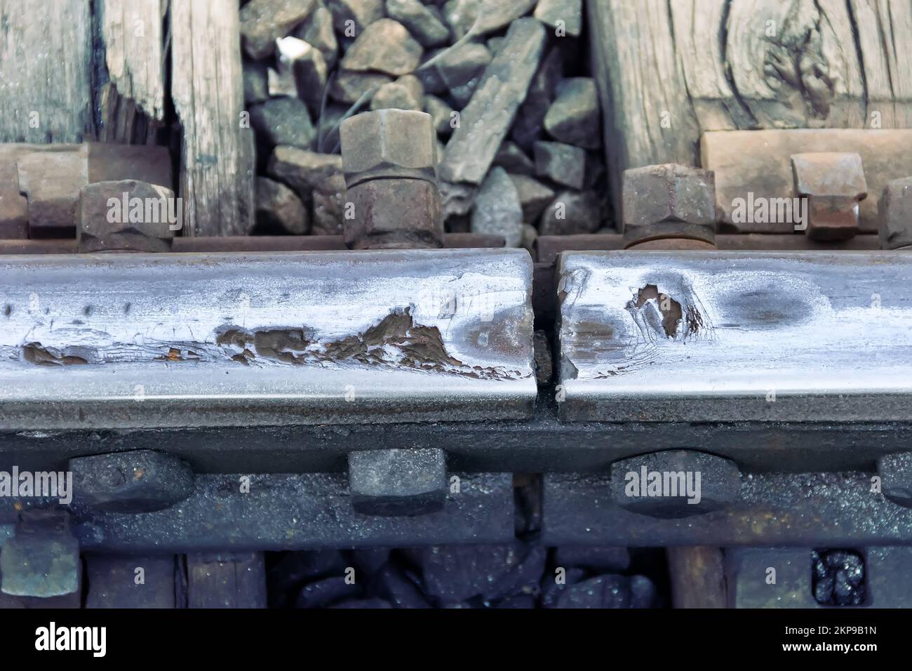 Usure et corrosion des rails en acier au niveau de la jonction (espace d'expansion), absence de profondeur d'usure de la tête de rail, écrasement du rail. Entreprise ferroviaire Banque D'Images