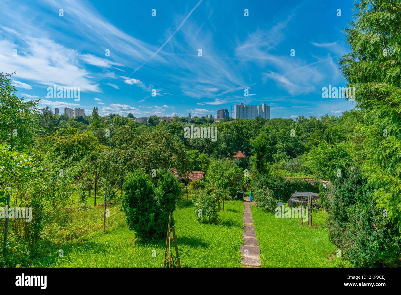 Stuttgart, quartier Möhringen, Körschtal, jardins, poumon vert, périphérie, bâtiments de haute élévation, contraste, arbres, fleurs, Ciel bleu, Baden-Wür Banque D'Images