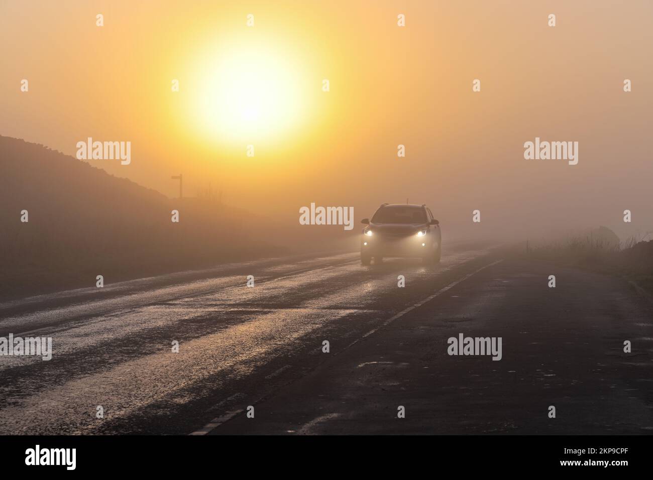 Teesdale, comté de Durham, Royaume-Uni. 28th novembre 2022. Météo Royaume-Uni. Ce matin, d'épaisses zones de brouillard et de brouillard affectent des parties du comté de Durham et du nord-est de l'Angleterre. Crédit : David Forster/Alamy Live News Banque D'Images