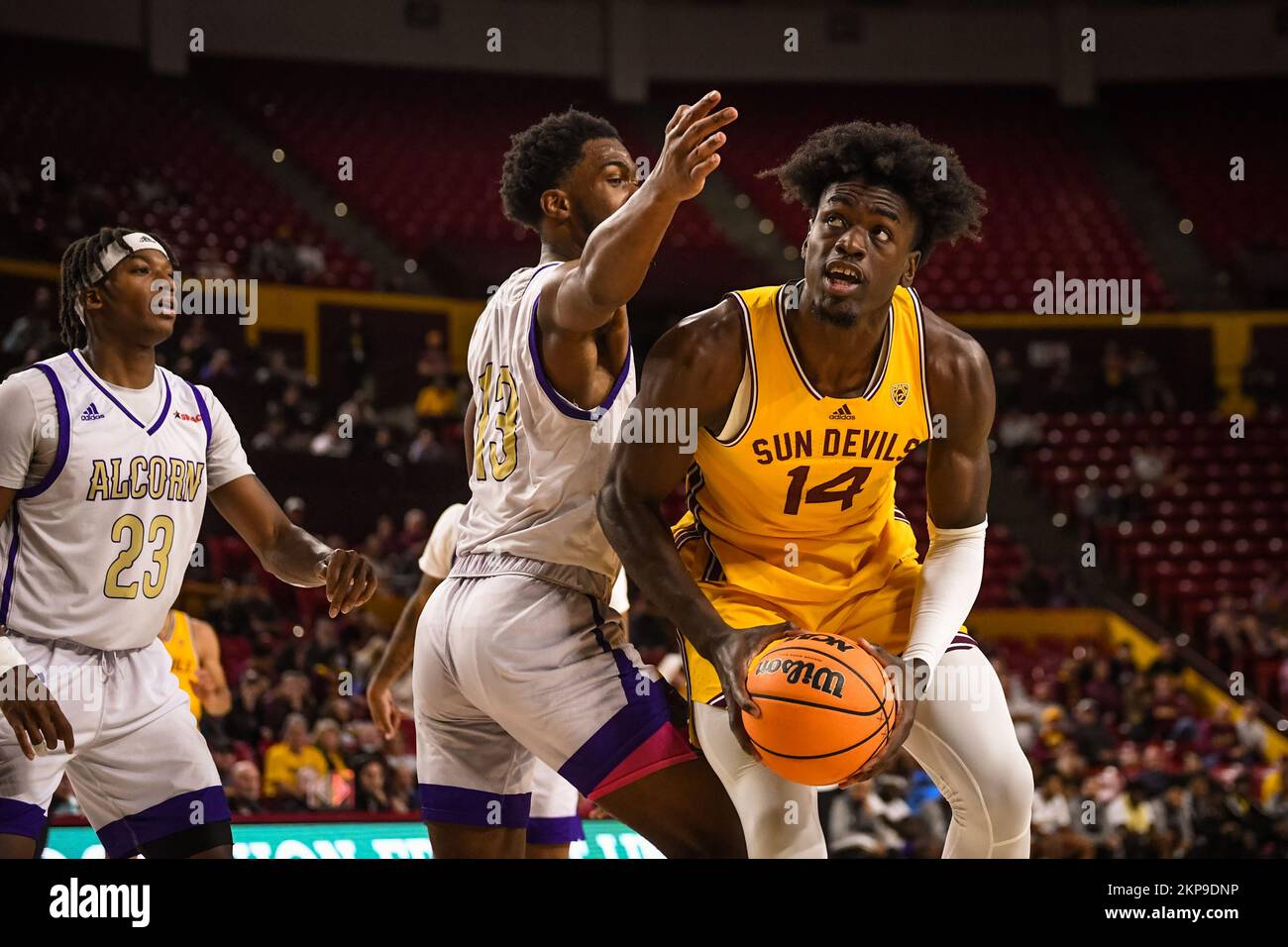 Centre d'État de l'Arizona Enoch Boakye (14) tente un tir dans la deuxième moitié du match de basket-ball de la NCAA contre l'État d'Alcorn à Tempe, Arizona, dimanche, Banque D'Images