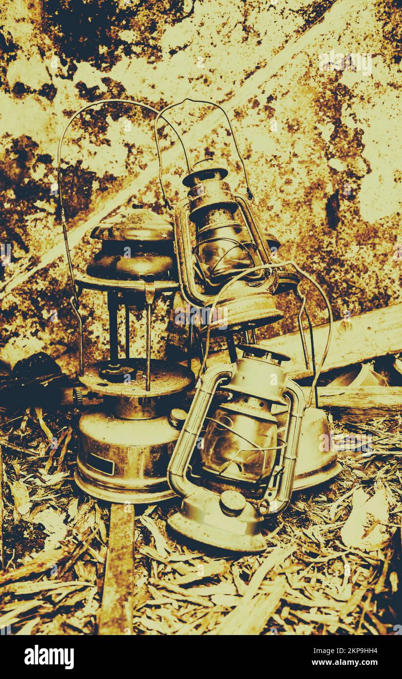 Prise de vue filtrée vintage d'une lanterne à l'huile métallique ancienne qui se grouille au sol. Détails de la cabine rouillée Banque D'Images