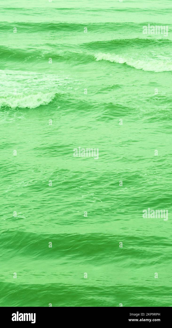 Photo réelle vagues d'eau de mer, arrière-plan abstrait, puissance de la nature, vert clair plus de ton en stock Banque D'Images