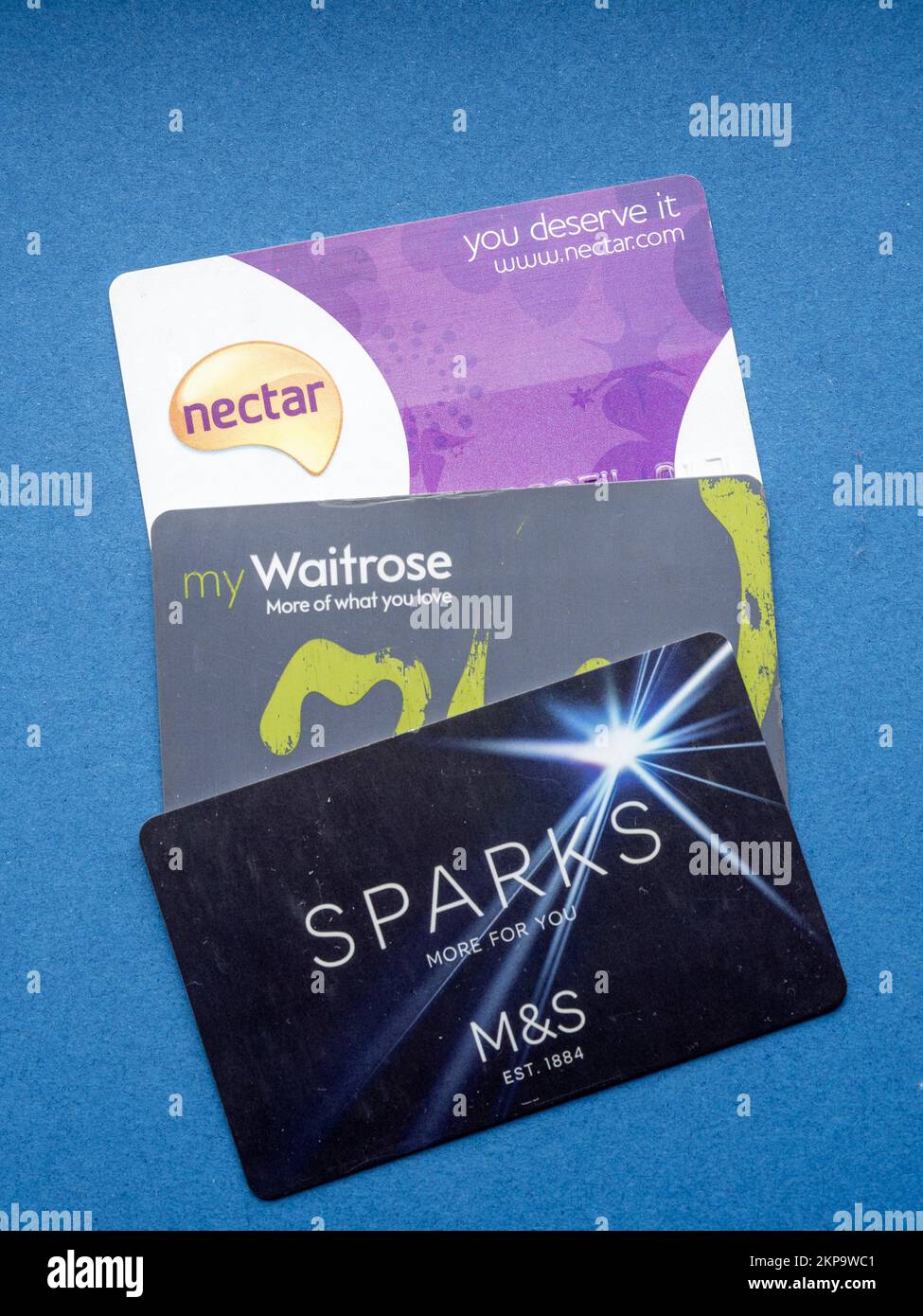 Trois cartes de fidélité de magasin - Sparks, Waitrose et Nectar - sur fond bleu, Royaume-Uni Banque D'Images