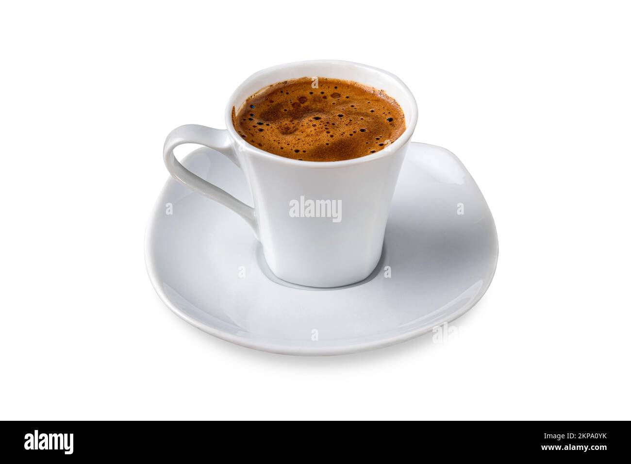 Café turc dans une tasse de café classique sur un fond blanc isolé Banque D'Images