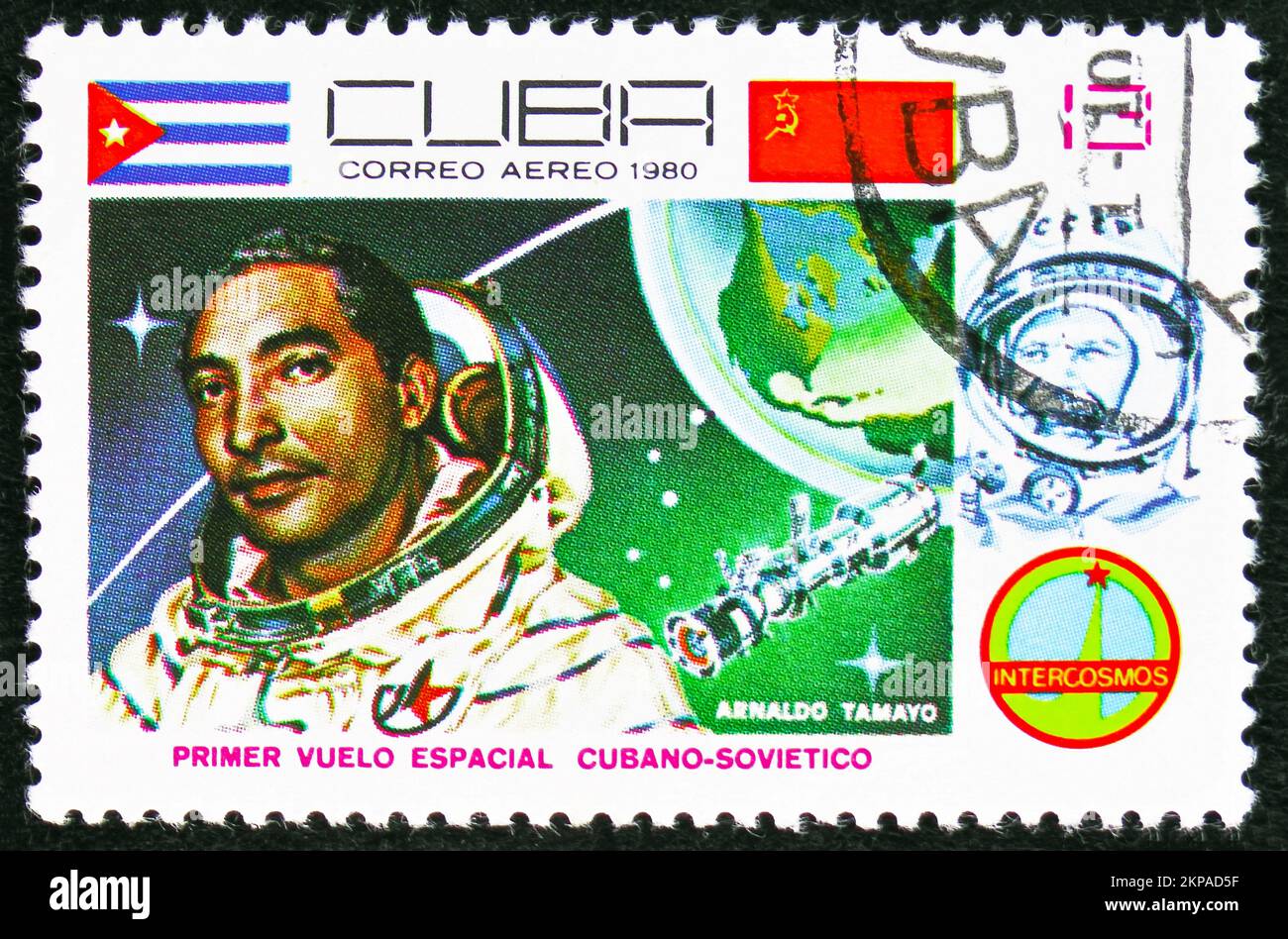 MOSCOU, RUSSIE - 29 OCTOBRE 2022 : timbre-poste imprimé à Cuba montre le Premier cosmonaute cubain, Arnaldo Tamayo, série spatiale, vers 1980 Banque D'Images