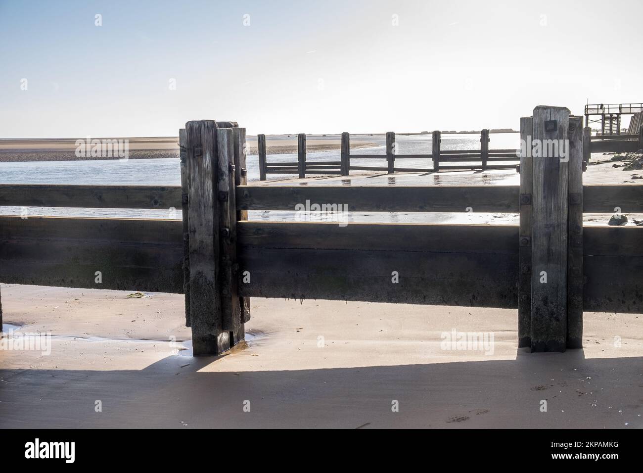 Plage de Cleethorpes avec vieux bois groynes défense de mer Banque D'Images